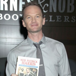Neil Patrick Harris dédicace son autobiographie Neil Patrick Harris: Choose Your Own Autobiography!' à Los Angeles, le 24 octobre 2014.
