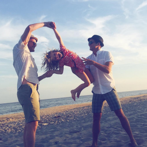 Neil Patrick Harris et son mari David avec leur fille Harper / photo postée sur Instagram.