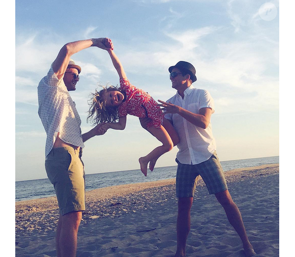 Neil Patrick Harris et son mari David avec leur fille Harper / photo postée sur Instagram.