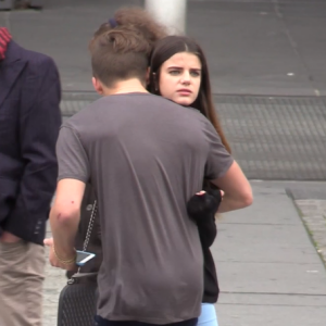 Brooklyn Beckham et une mystérieuse inconnue dans les rues de Paris, le 7 septembre 2015