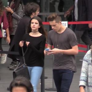 Brooklyn Beckham et une mystérieuse inconnue dans les rues de Paris, le 7 septembre 2015
