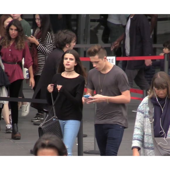 Brooklyn Beckham et une mystérieuse inconnue dans les rues de Paris, le 7 septembre 2015