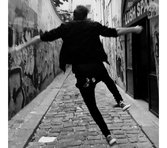 Brooklyn Beckham dans les rues de Paris / photo postée sur Instagram.