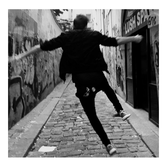 Brooklyn Beckham dans les rues de Paris / photo postée sur Instagram.