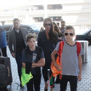 David Beckham, sa femme Victoria et leurs enfants Brooklyn, Romeo, Cruz et Harper prennent un vol à l'aéroport de Los Angeles, le 31 août 2015.