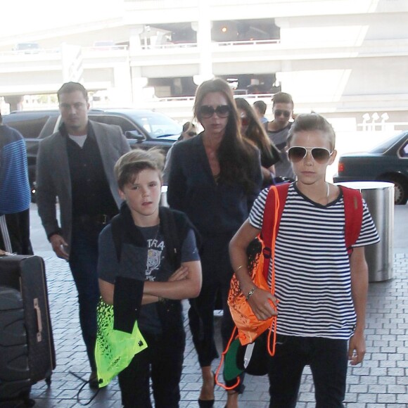 David Beckham, sa femme Victoria et leurs enfants Brooklyn, Romeo, Cruz et Harper prennent un vol à l'aéroport de Los Angeles, le 31 août 2015.