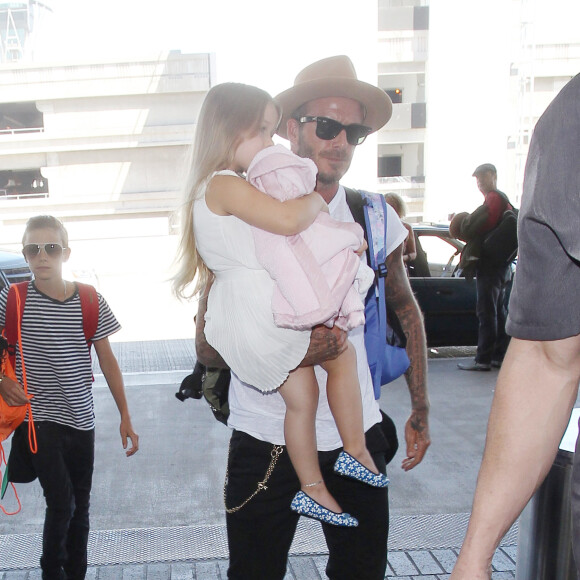 David Beckham, sa femme Victoria et leurs enfants Brooklyn, Romeo, Cruz et Harper prennent un vol à l'aéroport de Los Angeles, le 31 août 2015.