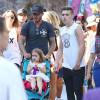David Beckham, sa femme Victoria Beckham et leurs enfants Harper, Brooklyn, Romeo et Cruz s'amusent lors d'une journée en famille à Disneyland à Anaheim, le 24 août 2015.