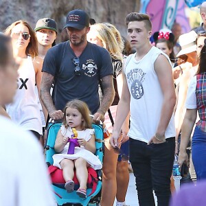 David Beckham, sa femme Victoria Beckham et leurs enfants Harper, Brooklyn, Romeo et Cruz s'amusent lors d'une journée en famille à Disneyland à Anaheim, le 24 août 2015.