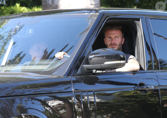 Exclusif - David Beckham se promène au volant de sa Range Rover SUV avec son fils Brooklyn à Los Angeles, le 4 aout 2015