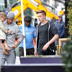 Exclusif -  David Beckham sort déjeuner au restaurant Grainger & Co à Londres avec ses enfants Harper et Brooklyn. Le 22 juin 2015