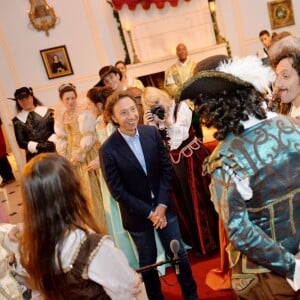 Exclusif - Stéphane Bern (conseiller artistique et historique) et les comédiens - Répétitions du spectacle "Le dernier bal de la reine de France" au Château de Denonville, le 28 août 2015.