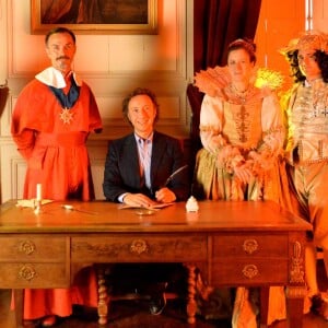 Exclusif - L'animateur Stéphane Bern (conseiller artistique et historique) et les comédiens - Répétitions du spectacle "Le dernier bal de la reine de France" au Château de Denonville, le 28 août 2015.