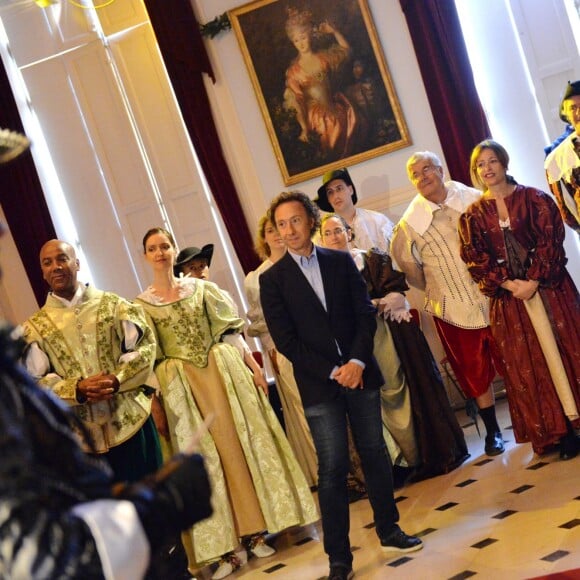 Exclusif - Stéphane Bern (conseiller artistique et historique) et les comédiens - Répétitions du spectacle "Le dernier bal de la reine de France" au Château de Denonville, le 28 août 2015.