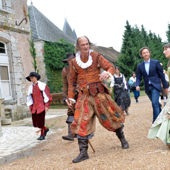 Exclusif - Stéphane Bern (conseiller artistique et historique) et les comédiens - Répétitions du spectacle "Le dernier bal de la reine de France" au Château de Denonville, le 28 août 2015.