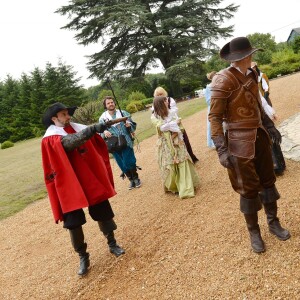 Exclusif - Stéphane Bern (conseiller artistique et historique) et les comédiens - Répétitions du spectacle "Le dernier bal de la reine de France" au Château de Denonville, le 28 août 2015.