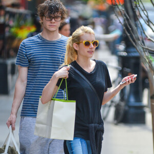 Emma Roberts et son fiancé Evan Peters - People à la sortie du Bowery Hotel à New York, le 5 mai 2015.