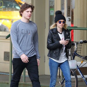 Emma Roberts et son petit ami Evan Peters se promènent dans les rues de New York, le 13 avril 2015