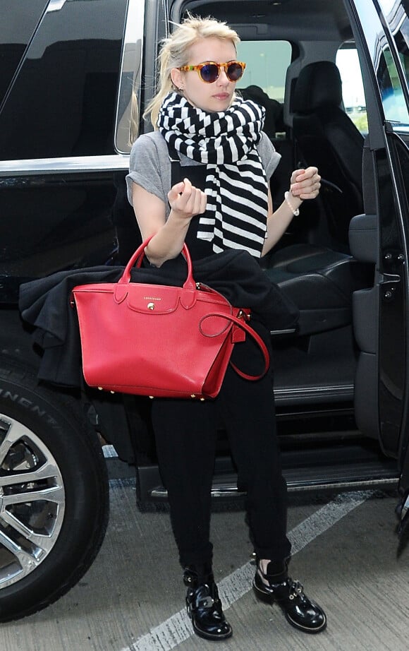 Emma Roberts arrive à l'aéroport LAX de Los Angeles pour prendre un avion. Le 5 avril 2015