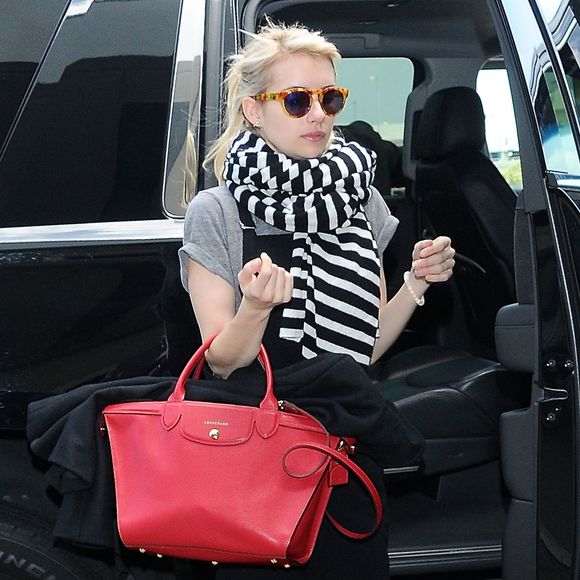 Emma Roberts arrive à l'aéroport LAX de Los Angeles pour prendre un avion. Le 5 avril 2015