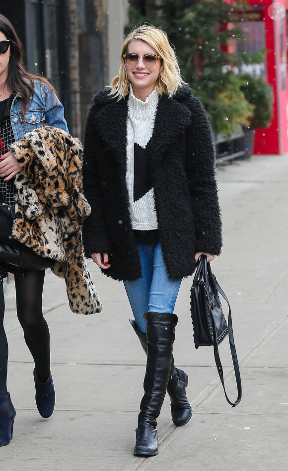 Emma Roberts se promène avec une amie sous la neige dans les rues de New York, le 12 février 2015.