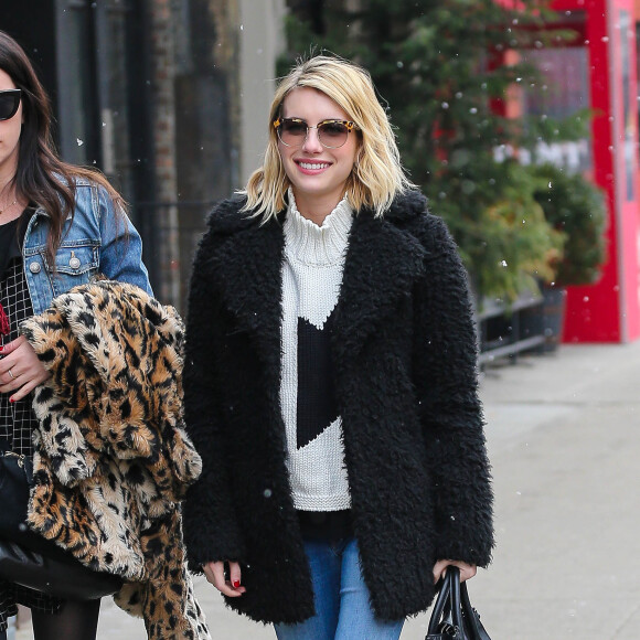 Emma Roberts se promène avec une amie sous la neige dans les rues de New York, le 12 février 2015.