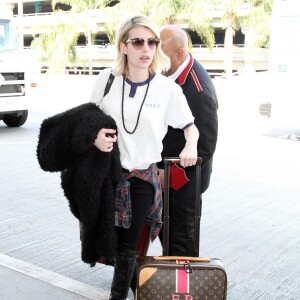 Emma Roberts prend un vol à l'aéroport de Los Angeles, le 11 février 2015.