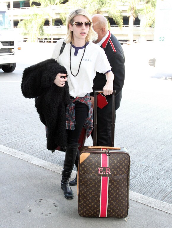 Emma Roberts prend un vol à l'aéroport de Los Angeles, le 11 février 2015.