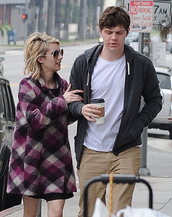 Exclusif - Emma Roberts a acheté une boisson chaude à West Hollywood Los Angeles, le 07 Février 2015