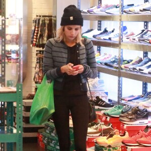 Emma Roberts fait du shopping avec un ami à West Hollywood, le 19 janvier 2015.