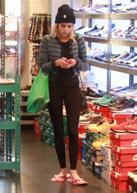 Emma Roberts fait du shopping avec un ami à West Hollywood, le 19 janvier 2015.