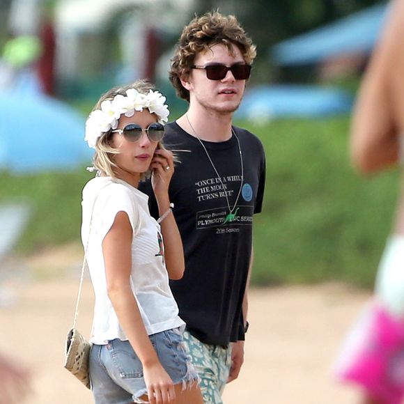 Emma Roberts et son fiancé Evan Peters passent du bon temps sur une plage à Maui pendant leurs vacances. Le 3 juin 2014