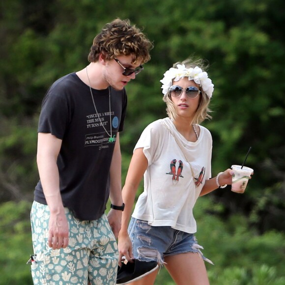 Emma Roberts et son fiancé Evan Peters passent du bon temps sur une plage à Maui pendant leurs vacances. Le 3 juin 2014