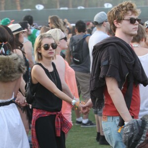 Emma Roberts et son fiancé Evan Peters - People lors 2ème jour du festival de Coachella, le 12 avril 2014.