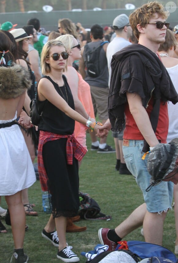 Emma Roberts et son fiancé Evan Peters - People lors 2ème jour du festival de Coachella, le 12 avril 2014.