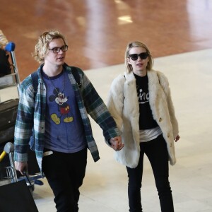 Emma Roberts et son fiancé Evan Peters arrivent à l'aéroport de Roissy-Charles-de-Gaulle le 26 février 2014