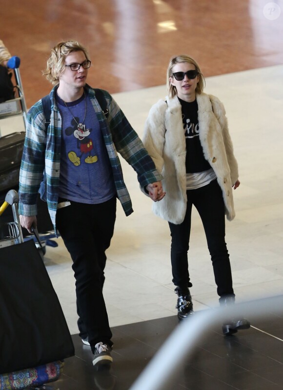 Emma Roberts et son fiancé Evan Peters arrivent à l'aéroport de Roissy-Charles-de-Gaulle le 26 février 2014