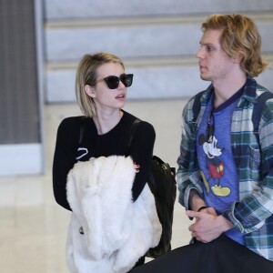 Emma Roberts et son fiancé Evan Peters arrivent à l'aéroport de Roissy-Charles-de-Gaulle le 26 février 2014