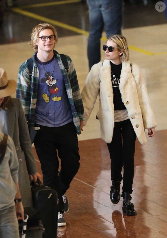 Emma Roberts et son fiancé Evan Peters arrivent à l'aéroport de Roissy-Charles-de-Gaulle le 26 février 2014