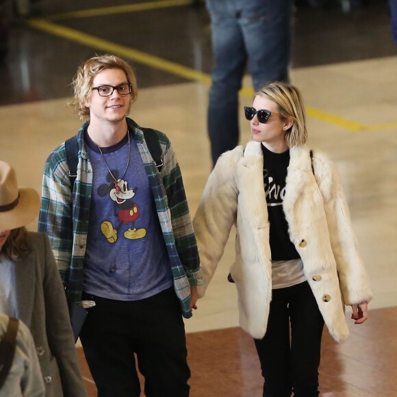 Emma Roberts et son fiancé Evan Peters arrivent à l'aéroport de Roissy-Charles-de-Gaulle le 26 février 2014