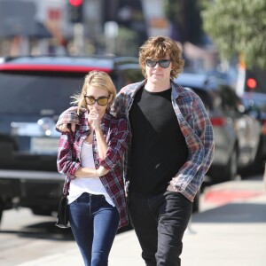 Emma Roberts et Evan Peters le jour de l'annonce du décès de Nancy Motes, demi-soeur de Julia Roberts et tante d'Emma Roberts, à Los Angeles le 10 février 2014