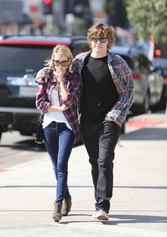 Emma Roberts et Evan Peters le jour de l'annonce du décès de Nancy Motes, demi-soeur de Julia Roberts et tante d'Emma Roberts, à Los Angeles le 10 février 2014