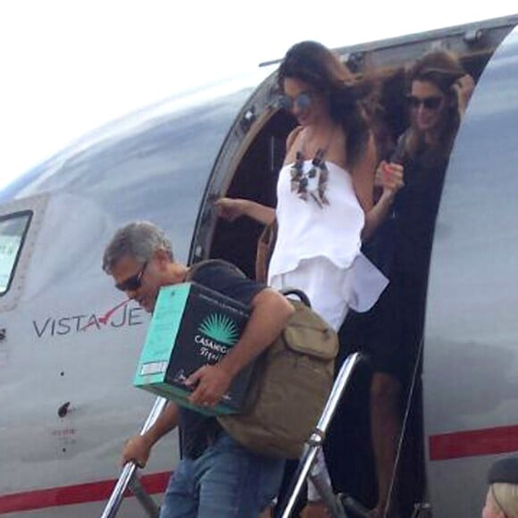 Exclusif - George Clooney et sa femme Amal Alamuddin Clooney débarquent d'un jet à Ibiza en compagnie de Cindy Crawford et son mari Rande Gerber le 22 août 2015.