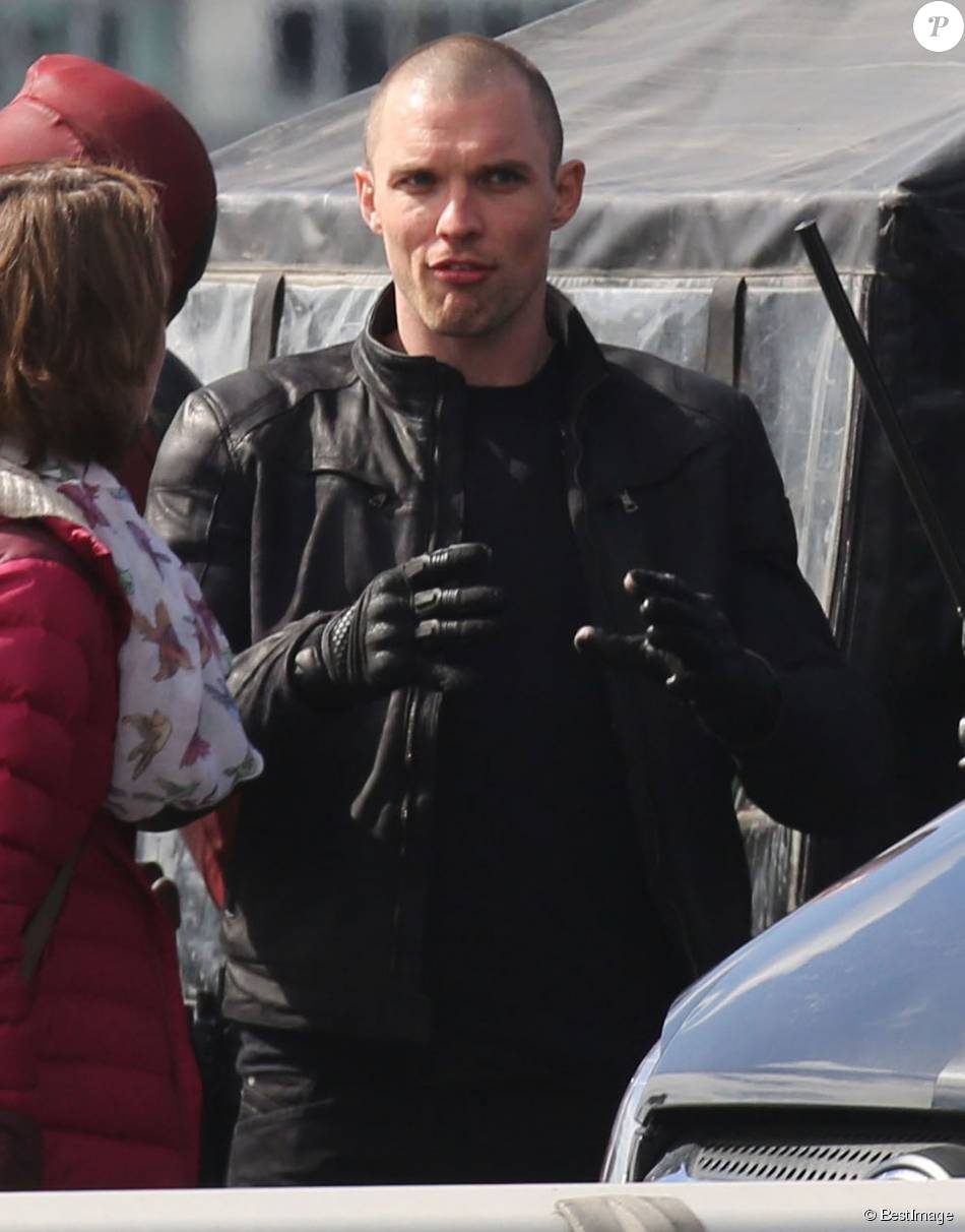 Séries Tv Avec Ed Skrein Ed Skrein sur le tournage du film Deadpool à Vancouver. Le 1er avril 2015 -  Purepeople