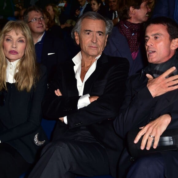 Arielle Dombasle et son mari Bernard Henri-Levy, Manuel Valls - Opéra en plein air - "La Traviata" (une production de Benjamin Patou, le PDG de Moma Group) dans la cour d'honneur de l'hôtel des Invalides, à Paris, le 8 septembre 2015.