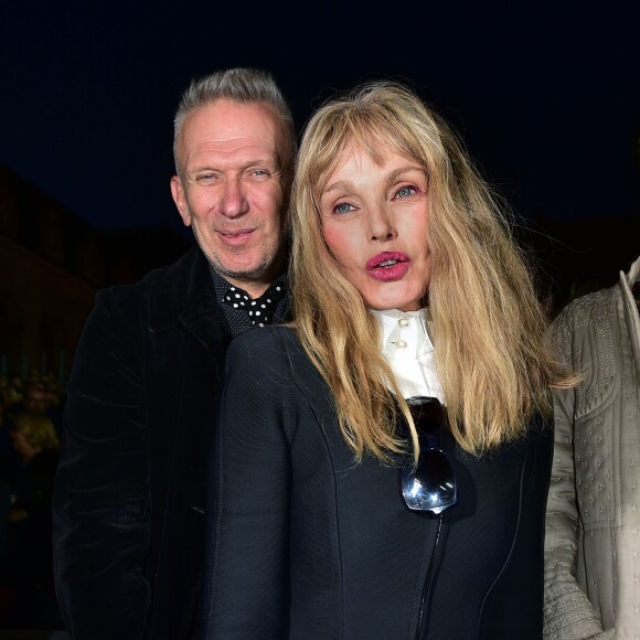 Jean-Paul Gaultier, Arielle Dombasle - Opéra en plein air - "La Traviata" (une production de Benjamin Patou, le PDG de Moma Group) dans la cour d'honneur de l'hôtel des Invalides, à Paris, le 8 septembre 2015.