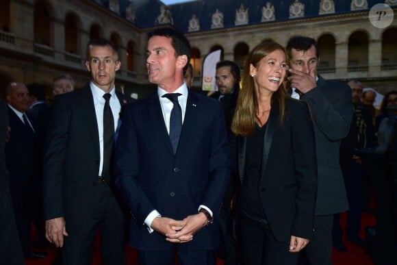 Manuel Valls et sa femme Anne Gravoin - Opéra en plein air - "La Traviata" (une production de Benjamin Patou, le PDG de Moma Group) dans la cour d'honneur de l'hôtel des Invalides, à Paris, le 8 septembre 2015.
