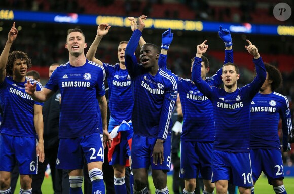 Kurt Zouma entouré de ses partenaires de Chelsea, après la victoire sur les Spurs de Tottenham au Wembley Stadium de Londres, le 1er mars 2015