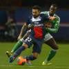 Ezequiel Lavezzi face à Kurt Zouma lors d'un match entre le Paris Saint-Germain et l'AS Saint-Etienne au Parc des Princes à Paris, le 16 mars 2014