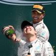 Lewis Hamilton célèbre sa victoire avec son dauphin Nico Rosberg sur le podium du Grand Prix de Grande Bretagne à Silverstone, le 5 juillet 2015